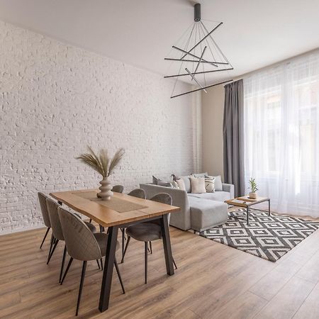 בודפשט Exclusive Stylish Suite By Prestige Homes Next To The Oktogon מראה חיצוני תמונה