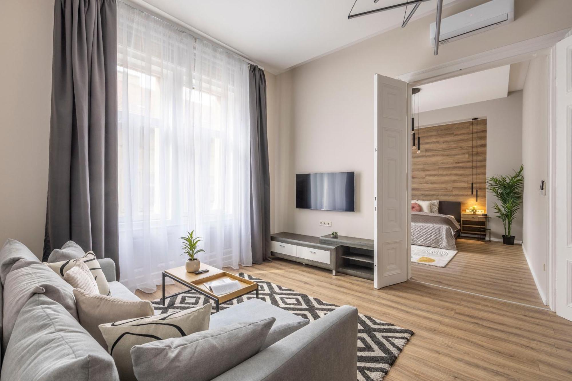 בודפשט Exclusive Stylish Suite By Prestige Homes Next To The Oktogon מראה חיצוני תמונה