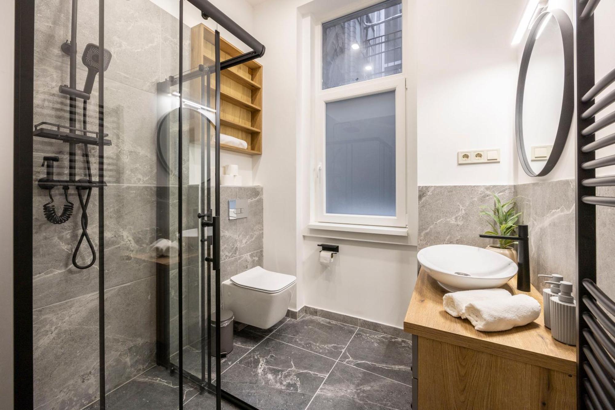 בודפשט Exclusive Stylish Suite By Prestige Homes Next To The Oktogon מראה חיצוני תמונה