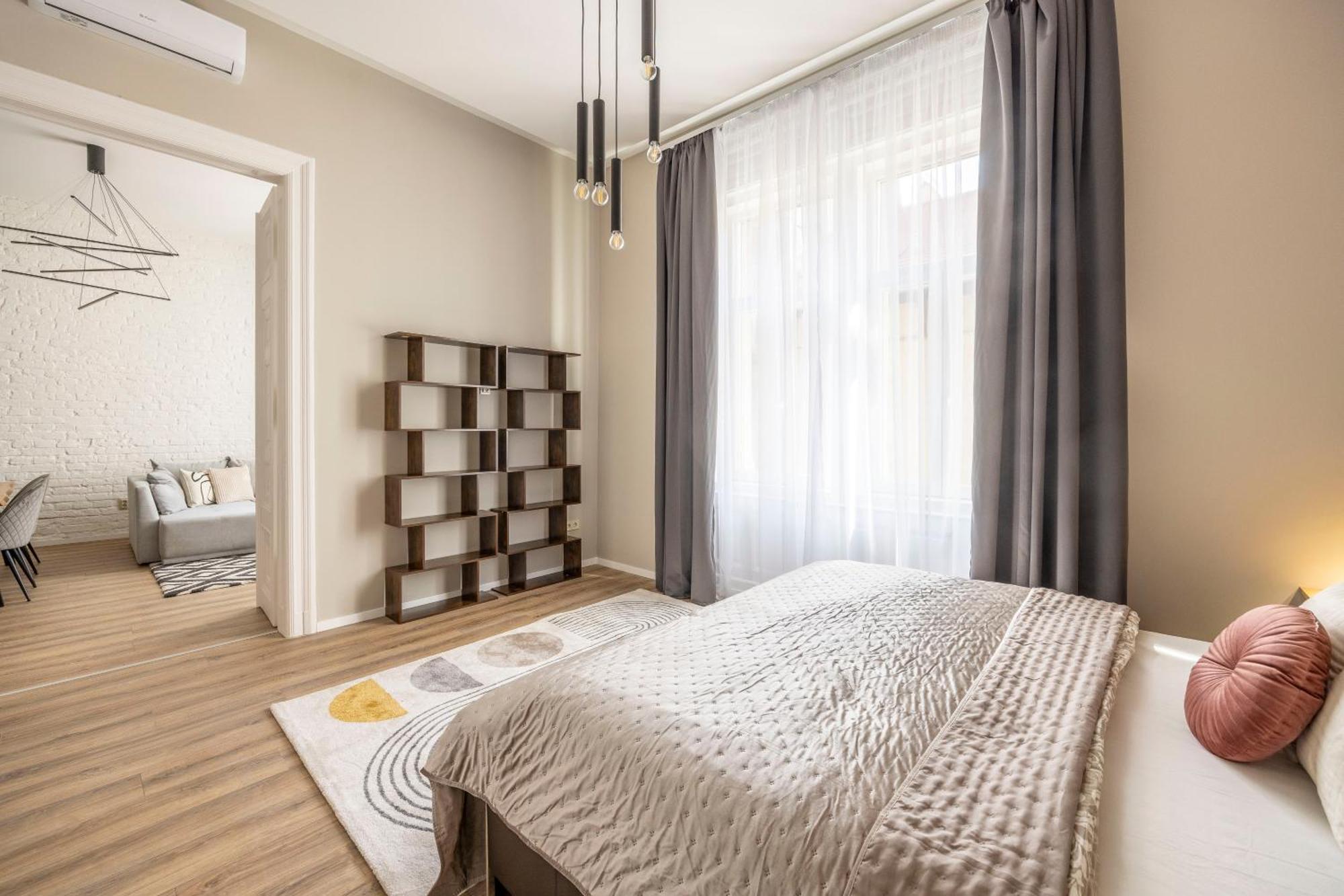 בודפשט Exclusive Stylish Suite By Prestige Homes Next To The Oktogon מראה חיצוני תמונה