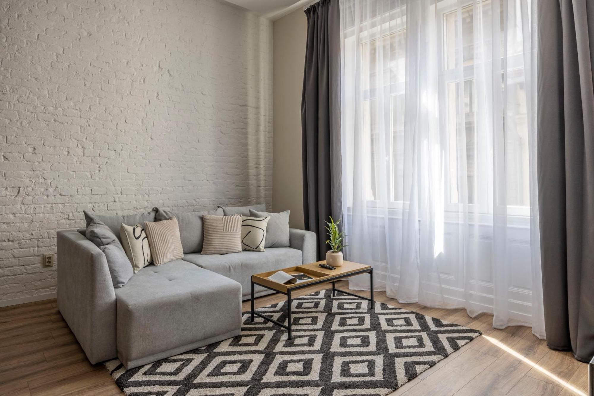 בודפשט Exclusive Stylish Suite By Prestige Homes Next To The Oktogon מראה חיצוני תמונה